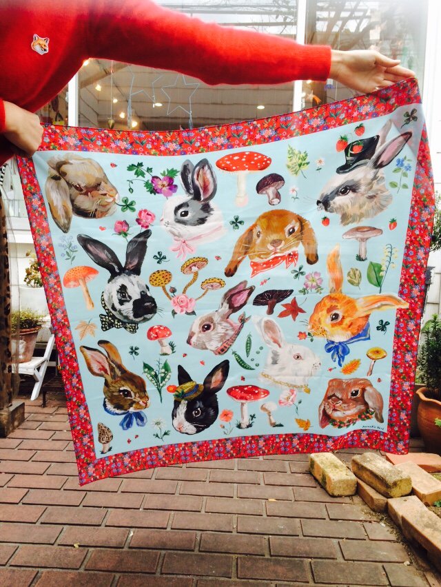 ドゥー ディマンシュ Auf Twitter ナタリー レテから うさぎのシルクスカーフが届きました 植物の中にうさぎ が4羽いる絵柄は 78cmサイズ12 960yen かわいいうさぎの顔がならんだ絵柄は98cmサイズ16 0yenです Webshopにも近日登場します T Co Elvf7lb7nz