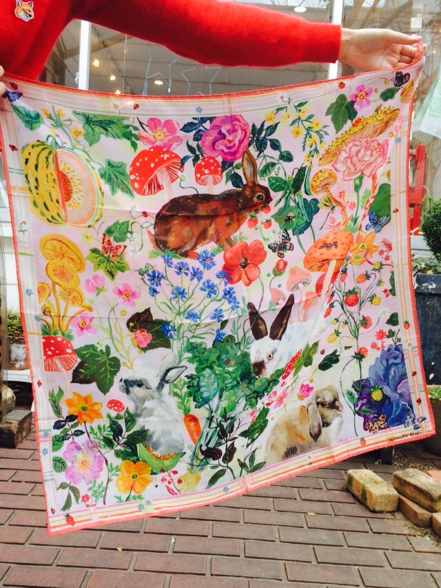 ドゥー ディマンシュ Auf Twitter ナタリー レテから うさぎのシルクスカーフが届きました 植物の中にうさぎ が4羽いる絵柄は 78cmサイズ12 960yen かわいいうさぎの顔がならんだ絵柄は98cmサイズ16 0yenです Webshopにも近日登場します T Co Elvf7lb7nz