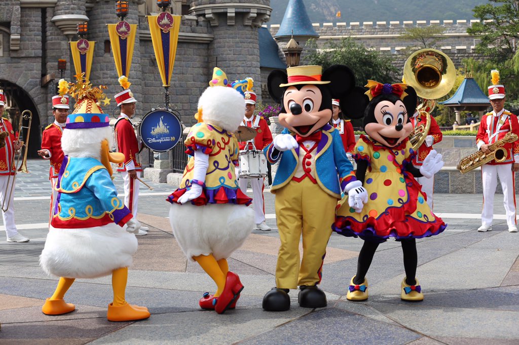EOS__fan's tweet photo. 雨予報だけど晴れて良かった。13時からの10周年記念イベント無事開催。 #HKDL https://t.co/Boq1L6E6F3