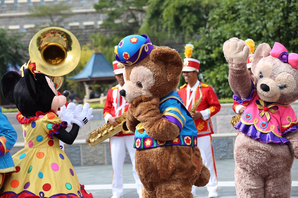 EOS__fan's tweet photo. 雨予報だけど晴れて良かった。13時からの10周年記念イベント無事開催。 #HKDL https://t.co/Boq1L6E6F3
