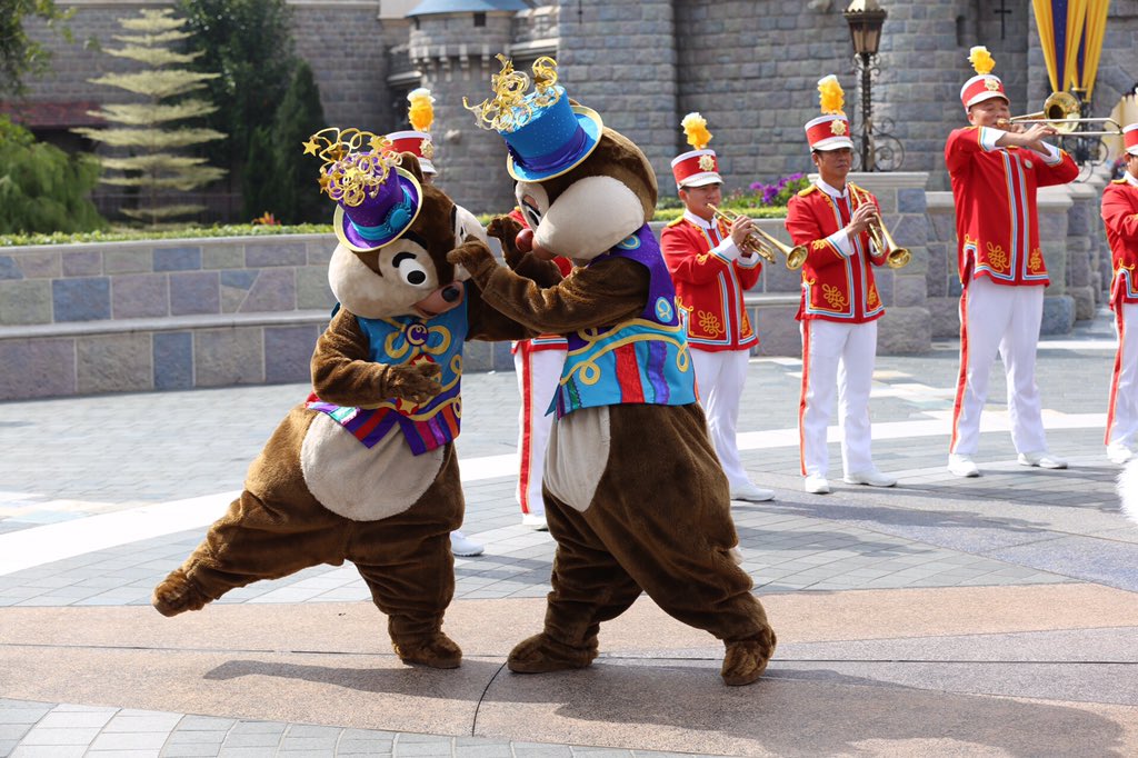 EOS__fan's tweet photo. 雨予報だけど晴れて良かった。13時からの10周年記念イベント無事開催。 #HKDL https://t.co/Boq1L6E6F3