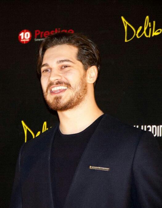 rewidova's tweet photo. Anakara Gala gecesi #delibal @cagatayulusoyy https://t.co/vD5kM7yXSS