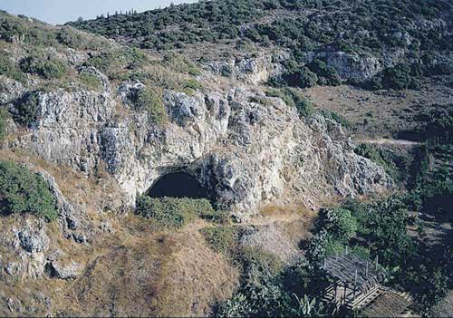 Qafzeh's tweet photo. Kebara 2 - 60,000 year old Neanderthal skeleton - Kebara Cave, Mt. Carmel, Israel #Qfossil https://t.co/m3SCTtXukQ https://t.co/1IhPxnC0IC