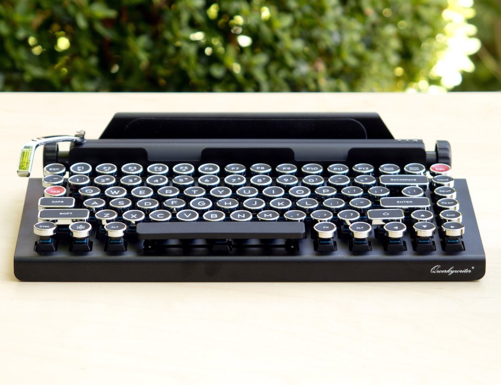 OReilly028's tweet image. OMHemingway, MUST HAVE! 'Qwerkywriter Bluetooth Keyboard gdfl.co/1WKKCr8' @thegadgetflow  #macstuff #drool