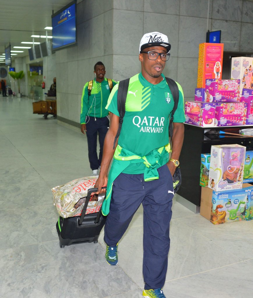 ALAHLI_FC's tweet photo. صور وصول بعثة الفريق الكروي الأول إلى جدة بعد الإنتهاء من #معسكر_العين

#AHLIFC https://t.co/pZkhf0A0kC