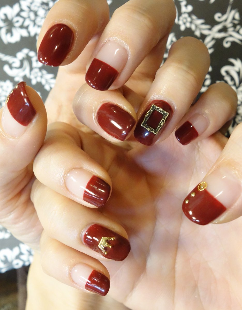 Uzivatel シャンテグラム Na Twitteru ネイル紹介 ボルドーネイル 爪本来の美しいベージュとボルドーカラーでバイカラーに シンプルデザインだからこそ アンティークな額縁や王冠パーツが引き立ちます ブログ 料金 T Co Lmhaay9lqc T Co
