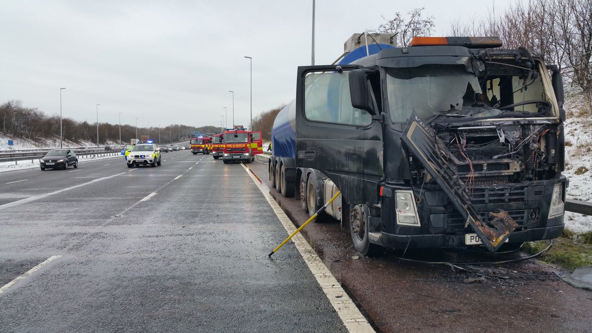 Preston_Fire's tweet image. L52P1 L50P1 L50P2 LGV Milk Tanker fire M6 South 32-31A No injuries No enviro risk #SafeResponse with@NWmwaypolice