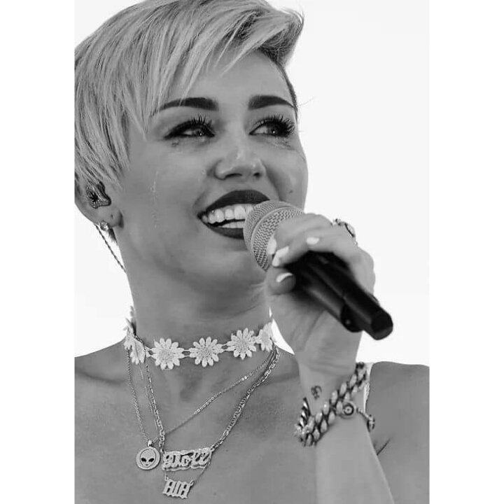 demileyinasigix's tweet photo. ya şu çoklu fotoğrafları rtleyin #TheOnlyRealMileyCyrus https://t.co/TqqHHtBufs