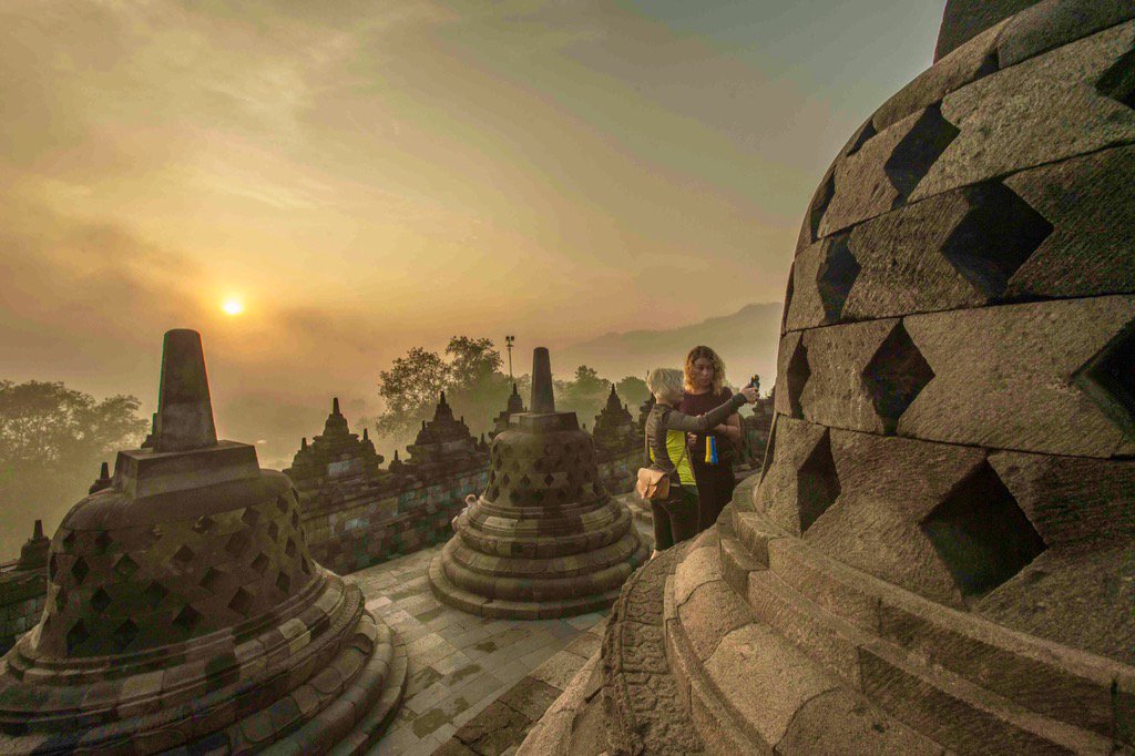 Jogja24Jam's tweet photo. Waiting for sunrise #Borobudur  https://t.co/I3k1RsVw69 -@sendyia
