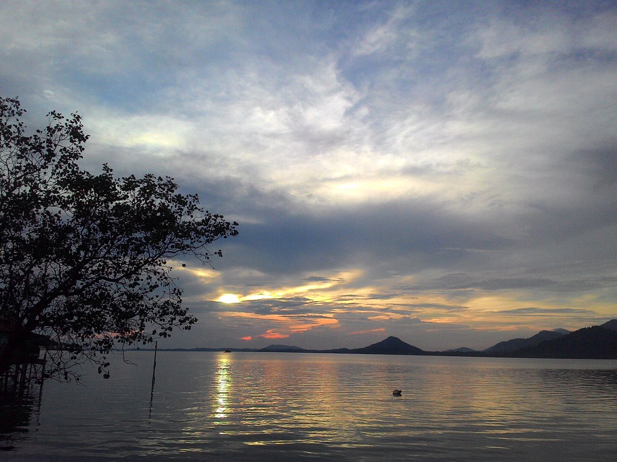 Mantap!!RT <a href="/IrfanDrum/">IRFAN</a>: Lembayung Senja <a href="/420society/">4.20 Society</a> <a href="/fourtwntymusic/">Fourtwnty</a>