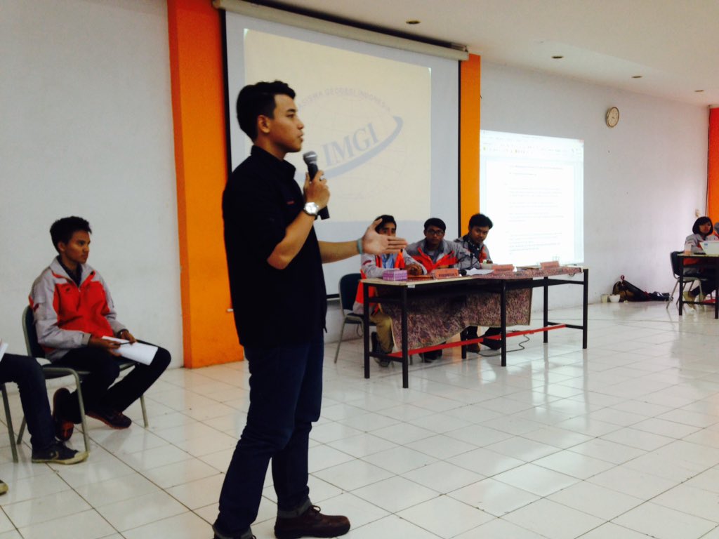 Saat ini berlangsung presentasi visi,misi dan sesi tanya jawab oleh calon sekjen periode 2016 #MUNASIX-IMGI