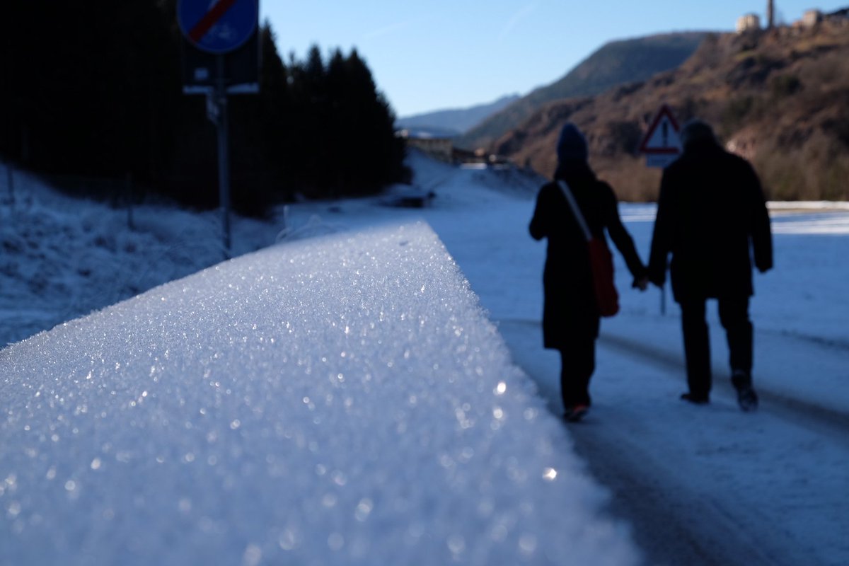 ParkHotelAzalea's tweet photo. #nonsolosci passeggiando in valle lungo la pista della #marcialonga fra i cristalli @ViaggideiRospi @visitfiemme https://t.co/PV4VkWllgw