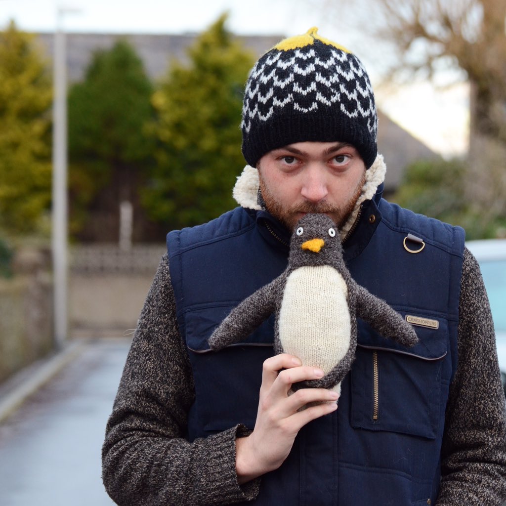 jenireidmog's tweet image. When someone else likes your hat. 
Farewell Flower King. #noonegetsthepenguin #family #penguinpatterns #knitting