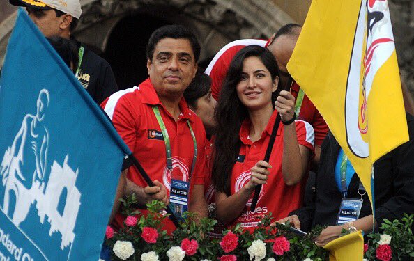 KatrinaKaifFB's tweet photo. Katrina Kaif flagged off the "Champions with Disability" category at the Mumbai Marathon https://t.co/hPHUL96ZtR