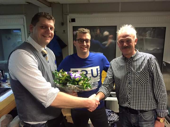 beleefbeilen's tweet photo. @MitchDurbank wordt in het zonnetje gezet door de organisatie. Trouwe entertainer op Winterwende Aovend! https://t.co/syPM80pca3