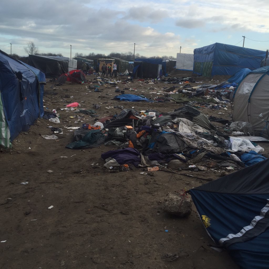 nicolaeschiau's tweet photo. 1er constat. Le démantèlement de la Jungle est en marche. Ceux qui restent  ici vivent encore plus dans les déchets https://t.co/OfRbK60fYl