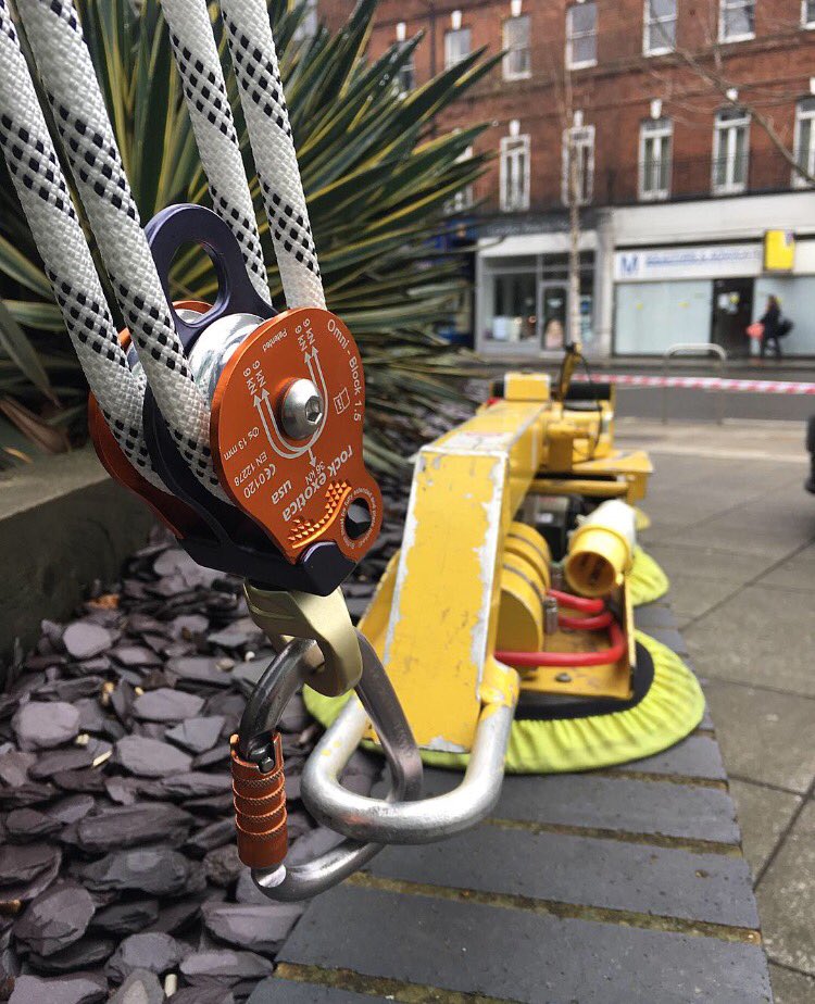 DynamicAccessUK's tweet image. High Level Glass Replacement In London Today Utilising A 5:1 Rope Hauling System!  #DynamicAccess