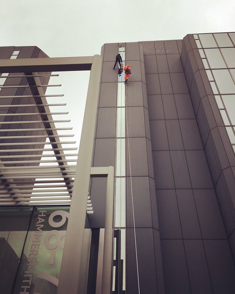 DynamicAccessUK's tweet image. High Level Glass Replacement In London Today Utilising A 5:1 Rope Hauling System!  #DynamicAccess