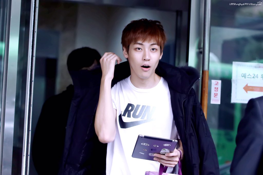 cappu_19921031's tweet photo. 151021 #론리 쇼케이스 퇴근 #엔플라잉 #NFlying_Lonely #이승협 #승협 컴백때 찍은 사진 다 올릴게요 좀기다려주세요!!!블로그도 마니 와주세요^ ^ https://t.co/KDWan4wxFw https://t.co/BOkkSwa59X