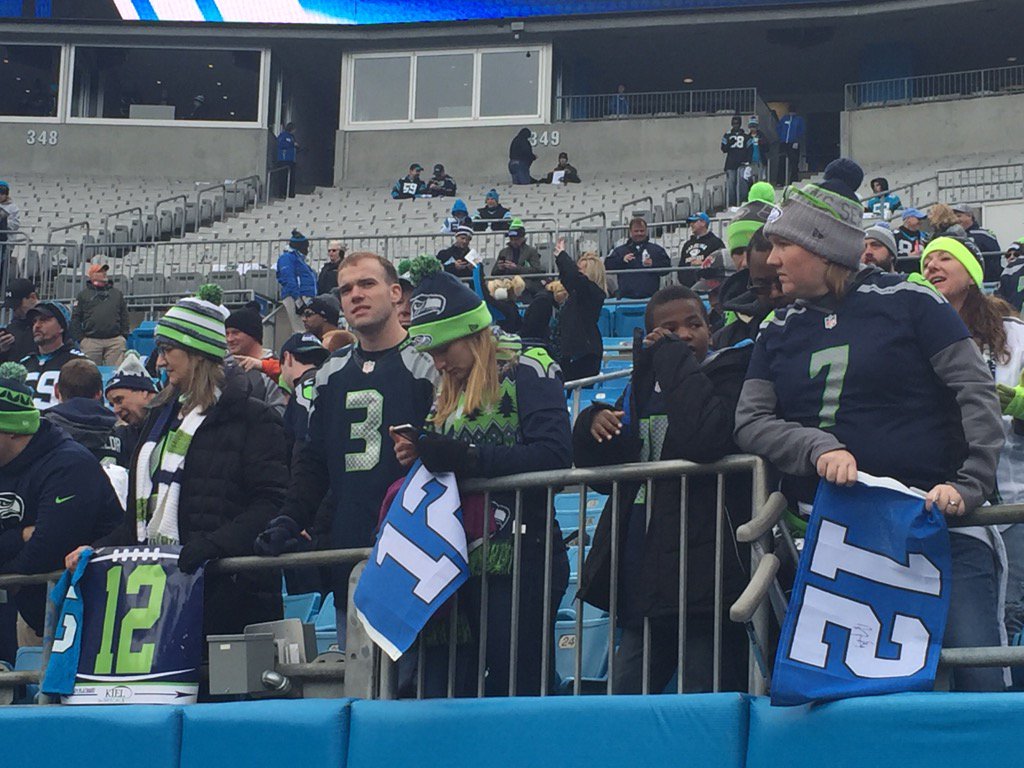 CFrancisTV206's tweet image. 12s getting ready w their #smallflags