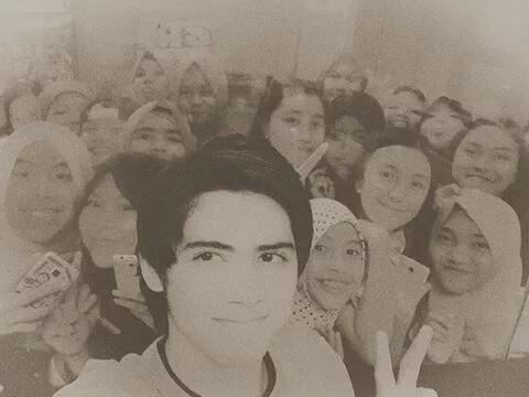 YkAlicious's tweet photo. @alysyarief  Serangkaian on radio bandung seharian https://t.co/RTBSykpxjS