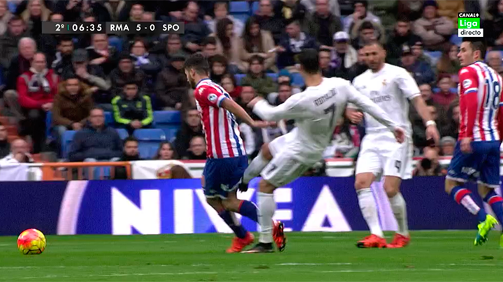 MPlusDeportes's tweet photo. Con 5-0 en el marcador, Cristiano Ronaldo lanza esta patada sin balón a Nacho Cases. https://t.co/6O3I8zu9Sx