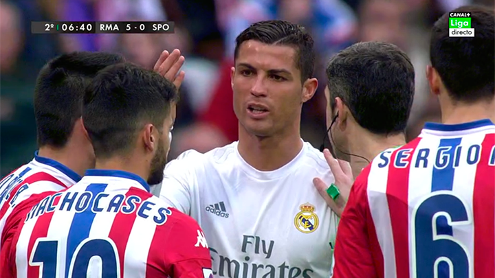 MPlusDeportes's tweet photo. Con 5-0 en el marcador, Cristiano Ronaldo lanza esta patada sin balón a Nacho Cases. https://t.co/6O3I8zu9Sx