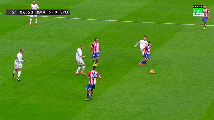 MPlusDeportes's tweet photo. Con 5-0 en el marcador, Cristiano Ronaldo lanza esta patada sin balón a Nacho Cases. https://t.co/6O3I8zu9Sx