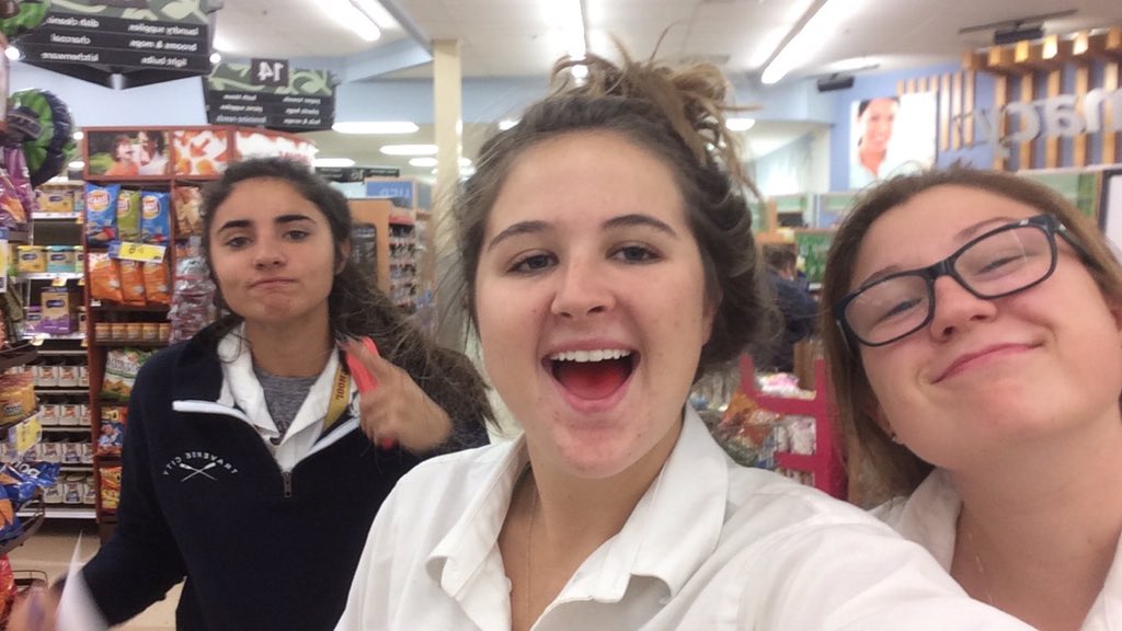 CalliJansen's tweet photo. HBD CHICA💕 thx for learning the skills of life with me, bruising my bone and being super g. ily #fockon🎈✨❤️😛💟🎉‼️ https://t.co/MfIkSDmcVd