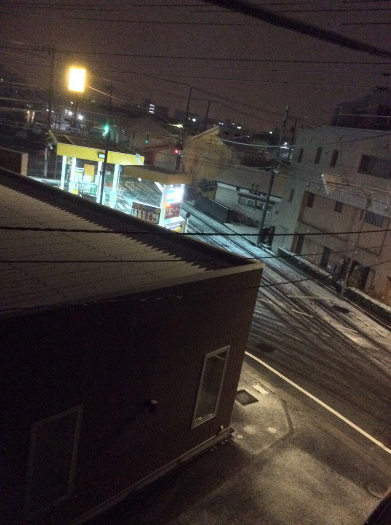 makoto32mtm's tweet photo. ひさびさの雪。。
この時間でこの勢いだと朝まではそんなでもない？(・ω・) https://t.co/Huo7KBXi9x