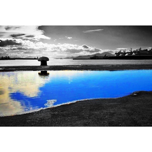 D_ougarezos's tweet photo. Φαληράρα κ λιμάνι Πειραιά. Έχω πάθει κουκουμπλούκου με P8 κ φοβερό φίλτρο #color_splash.. #HuaweiP8 #MakeItPossible https://t.co/gdjMGlGTP0