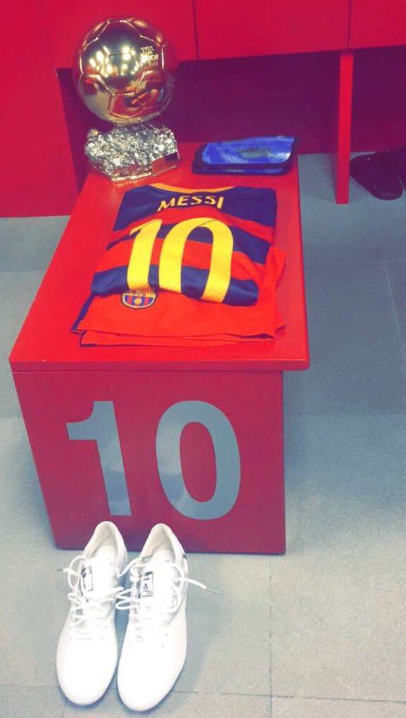 footmercato's tweet photo. Voilà ce qui attend Messi devant son casier dans le vestiaire du Camp Nou, avant le match du Barça ce soir ! https://t.co/hqZZYxGH0C