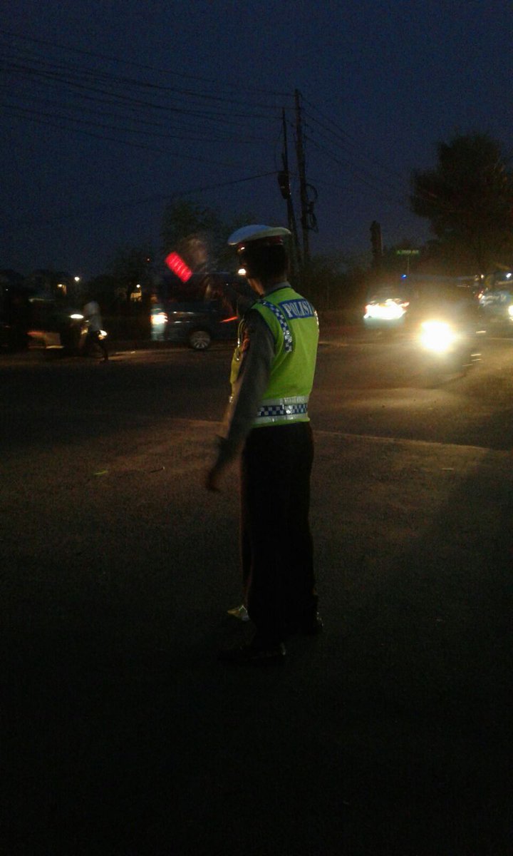 19:50 WIB. Lalin Simpang Bubulak Kota Bogor ramai lancar.