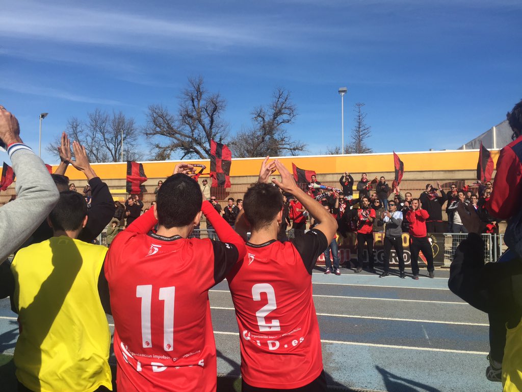 CiudadDeMurcia's tweet photo. La afición desplazada y la plantilla se agradecen mutuamente el esfuerzo realizado
Gustavo es coreado desde la grada https://t.co/uJu1FJJySa