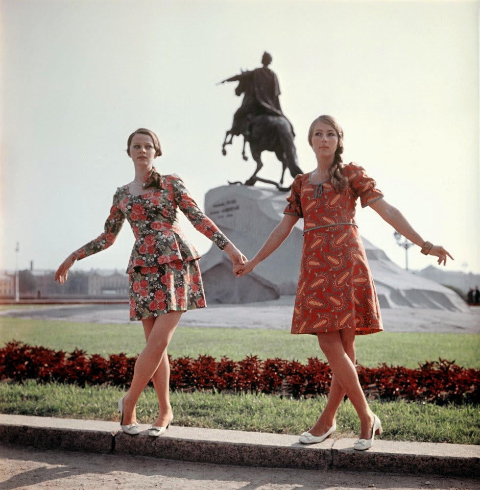 PulpLibrarian's tweet photo. Correct - they're 70s #Soviet #fashion models in Leningrad. Modern #hipsters can't rock a beret like these comrades! https://t.co/fBuvtn6CZP