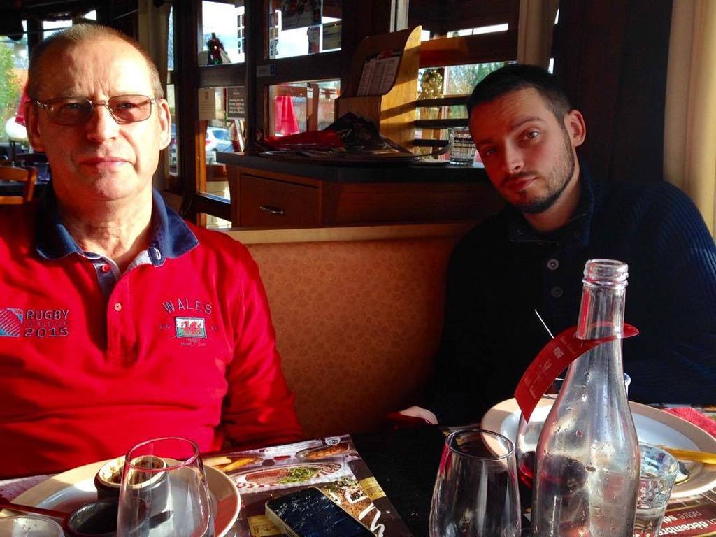 LookItsJulien's tweet photo. #FatherAndSon #AtRestaurant #FamilyTime https://t.co/AXkFpfQHyU