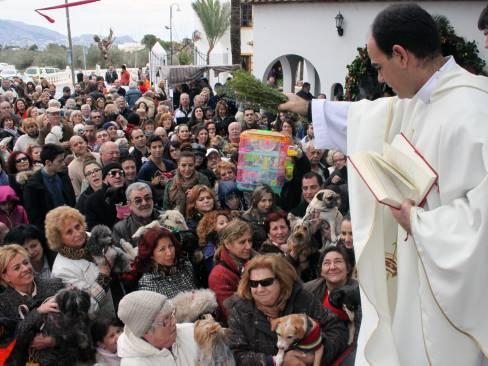Jaimero94's tweet photo. Estos hindúes están locos bendiciendo a vacas, perros y otros animales. Perdón me equivoqué de imagen. #SanAnton2016 https://t.co/VwgjY3dWOi