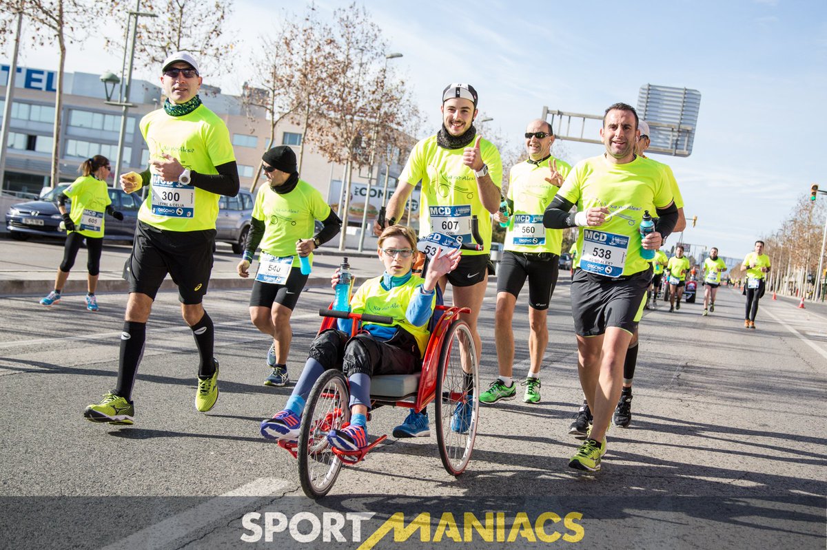 AdriandelRey's tweet photo. @Odeigil con la gente de @XqnoAlex en la @MaratoTarragona @sportmaniacs_ https://t.co/npFt49B4kK