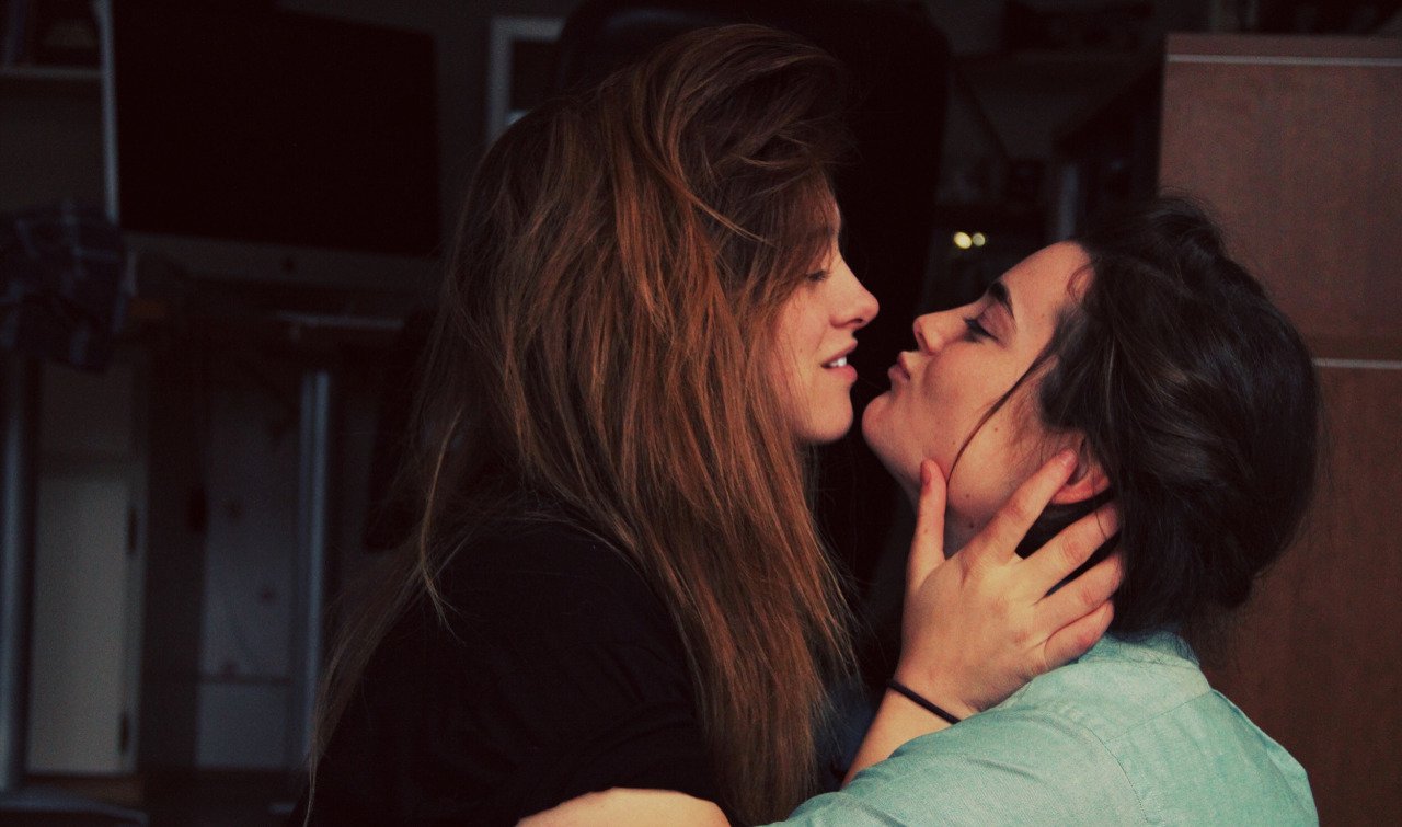 Lesbian 11. Две девушки любовь. Поцелуй девушек. Девушка целует девушку.