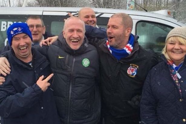 Daily_Record's tweet image. Celtic-mad football legend Chic Charnley comes to rescue stranded Gers fans headed to Ibrox dlyr.ec/ahCuZo