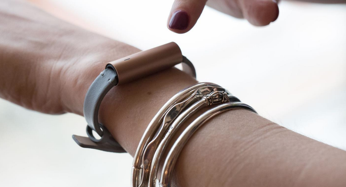 techwinecars's tweet photo. #Misfit ’s new Ray tracker is honestly the first legitimately good-looking wearable I've seen in awhile. https://t.co/bhWVEzb3Xq