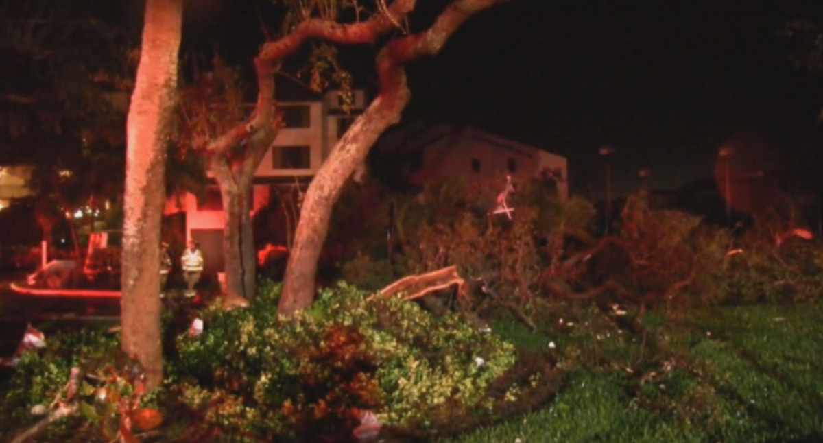 TORNADO TOUCHDOWN: Severe weather sparked 2 tornadoes killing at least 2 people bit.ly/1Pzy6Bu?utm_me… https://t.co/RzQcaEO5mH