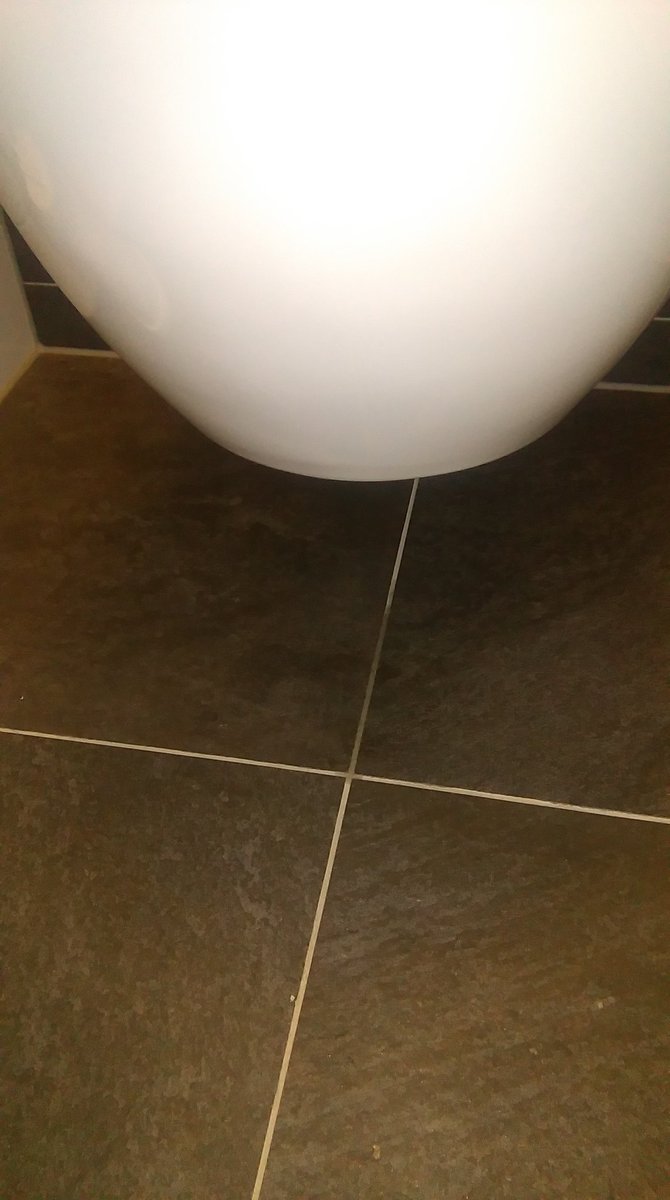 Bas_Bastiaans's tweet image. @VilleroyandBoch, enig idee hoe het komt dat uit dit gaatje water komt? #durftvragen #subway #directflush