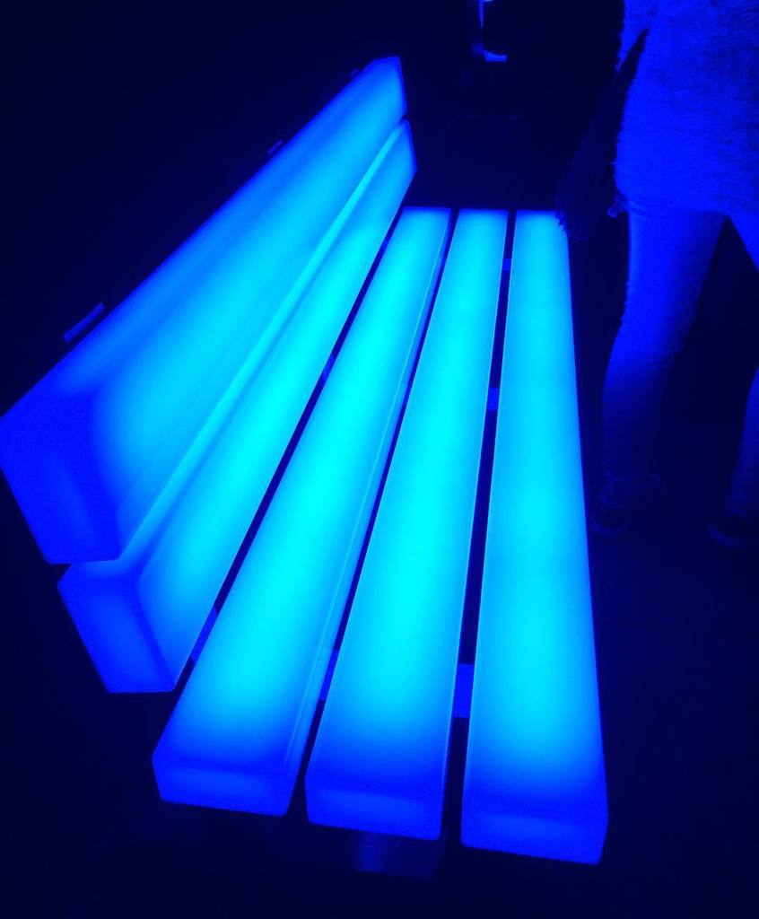 JJ_archi's tweet image. One (busy) night in Grosvenor square #keepofthegrass #lumiere #lightbench #berndspiecker ift.tt/1Jb4TjC