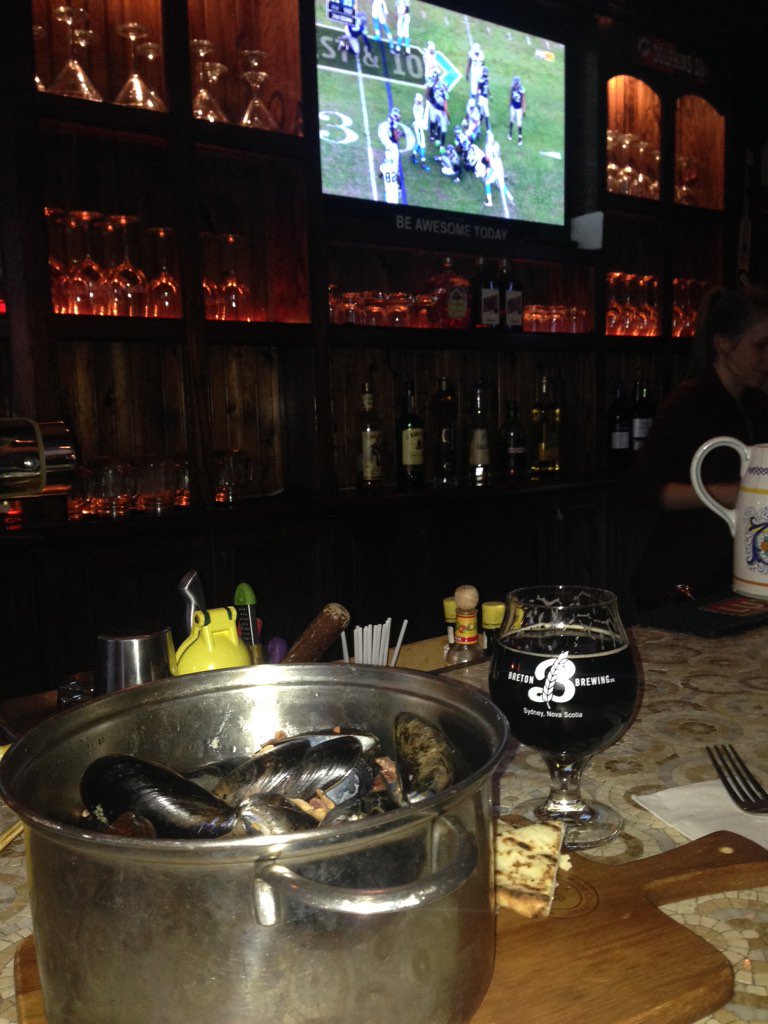 2for1 pots of mussels paired with <a href="/bretonbrewing/">Breton Brewing Co.</a> &amp; #SeahawksvsPanthers game on TV #priceless Sunday! Enjoy #cheers