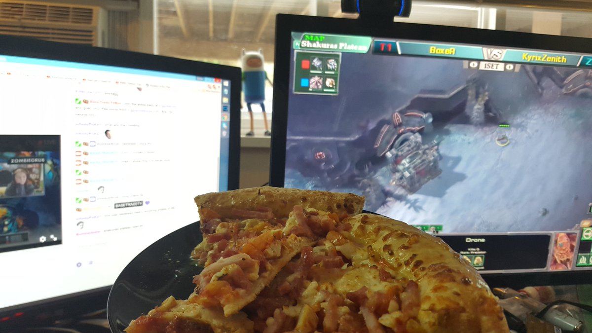 Were live with #PJVODnight eating some pizza and watching @StarCraft 😁 twitch.tv/basetradetv come get pizza!