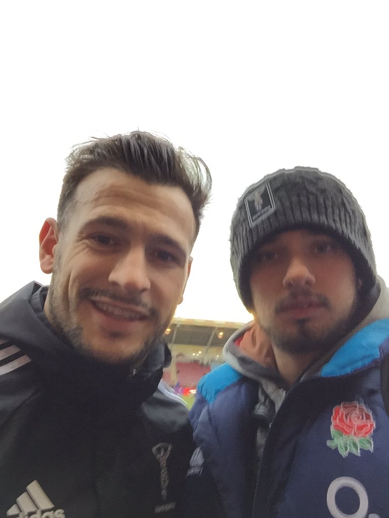 Thanks <a href="/QuinsRugbyUnion/">@Harlequins</a> club captain <a href="/dannycare/">Danny Care</a> for quick #selfie before <a href="/ChampionsCup/">Investec Champions Cup</a> game today 😃🏉
