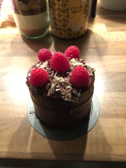 Beate Ziolo (@b_ziolo) on Twitter photo Mini Törtchen mit viel Schokolade und fünf schichten plus Himbeeren 😁 #foodporn #selfmade #backen Mini Törtchen mit viel Schokolade und fünf schichten plus Himbeeren 😁 #foodporn #selfmade #backen