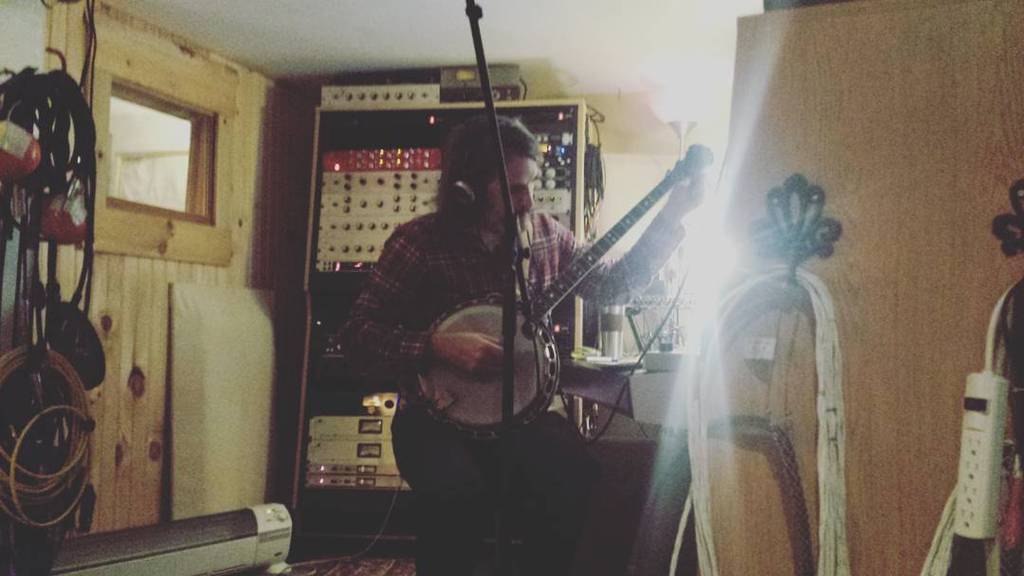 123banjotuner's tweet image. RT tremblay_laura: Back in the studio and putting JD straight to work hellolincolncounty #banjo #albummaking… …