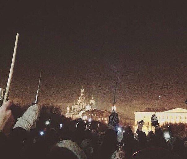 morestoboi's tweet photo. В Москве и Санкт-Петербу��ге люди вышли проститься с Аланом Рикманом. Красиво. https://t.co/TL3BhGr5Sw